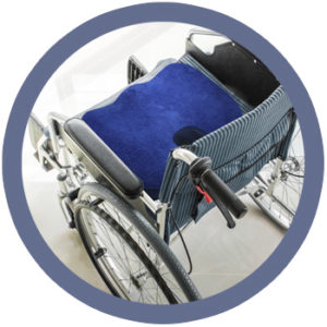 Diese Grafik veranschaulicht casimum® orthopädisches Sitzkissen auf einem Rollstuhl