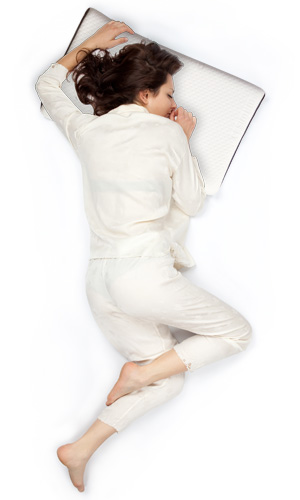Diese Grafik veranschaulicht eine junge Frau in der Schlafposition der Bauchlage auf einem Nackenkissen